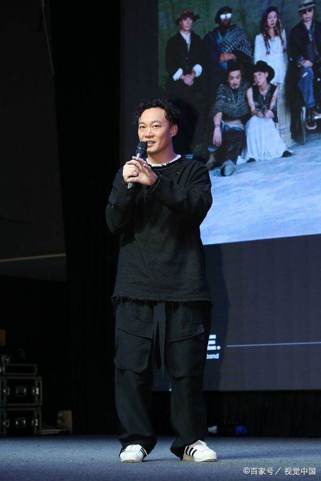 陈奕迅:毛边黑色t恤工装拖地裤adidas运动鞋 嘻哈土酷